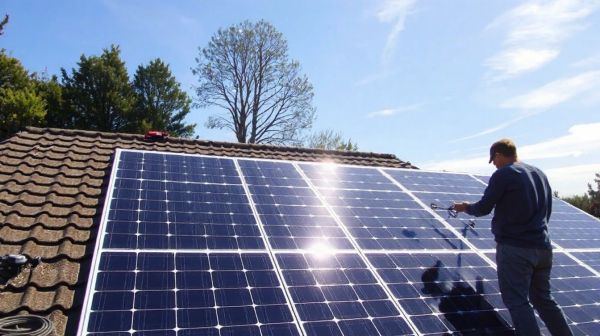 Comment réduire vos factures grâce aux panneaux solaires